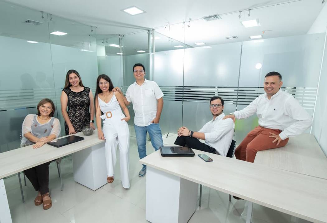 Equipo humano de CYC SALUD S.A.S en una sala de reuniones, posando con actitud profesional y amigable.