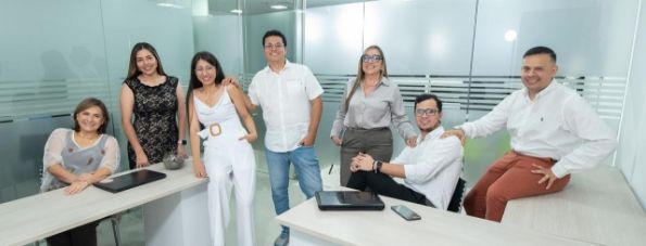 Equipo interdisciplinario de CYC SALUD S.A.S reunido en su oficina, reflejando profesionalismo, compromiso y colaboración en la gestión del sector salud.