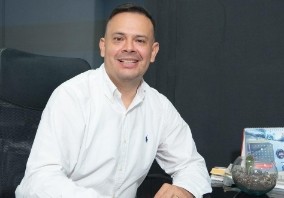 Profesional JUAN PABLO ECHEVERRY OFI de CYC SALUD S.A.S en su oficina, mostrando una actitud cercana y profesional, comprometido con la transformación del sector salud.